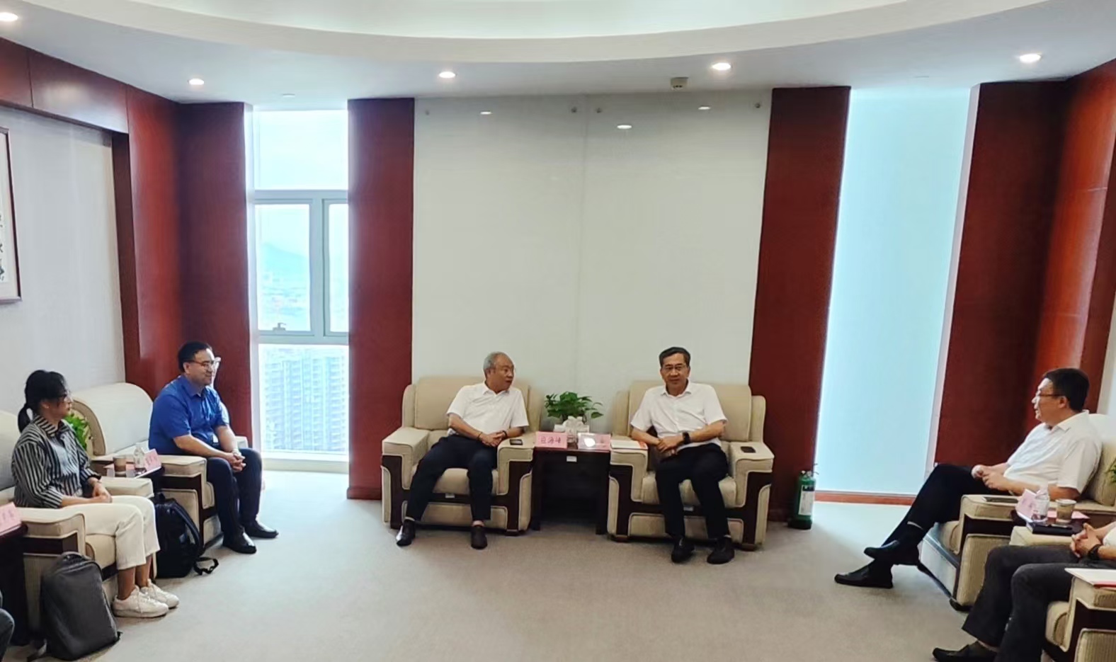 青島國投公司黨委書記、董事長王偉光會見大公國際黨委副書記、總裁應(yīng)海峰一行